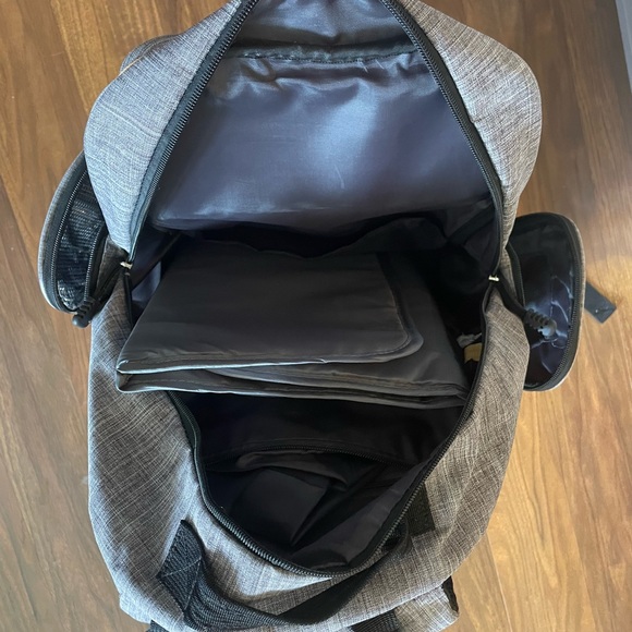 Jeep Adventurer’s Grey/Tan Diaper Bag - Picture 2 of 5